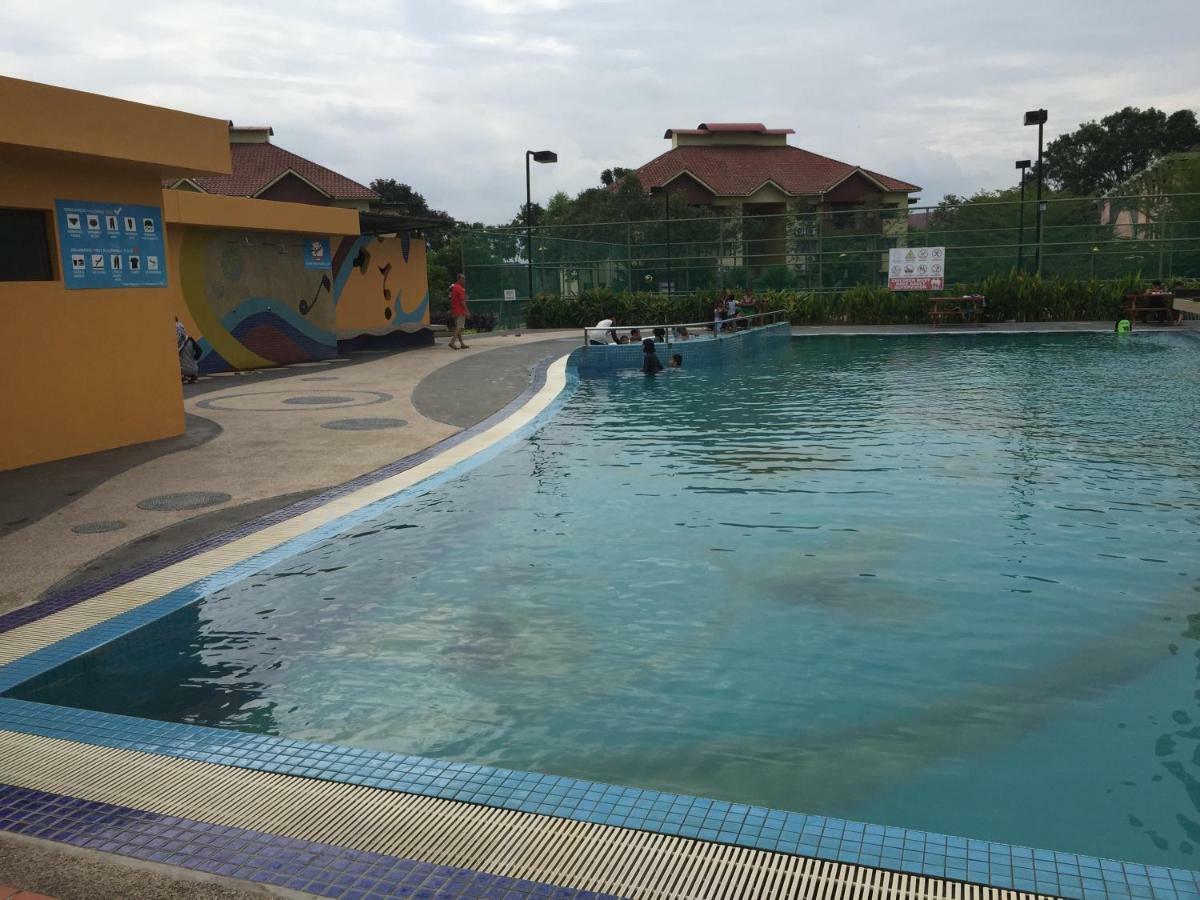 D Savoy @ Famosa By Mr *
