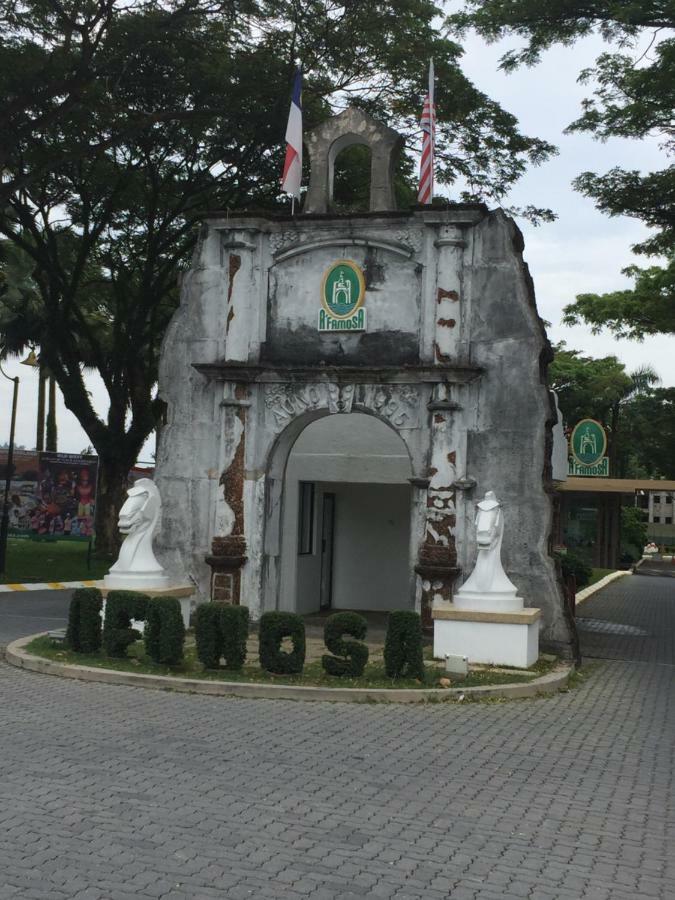 D Savoy @ Famosa By Mr *
